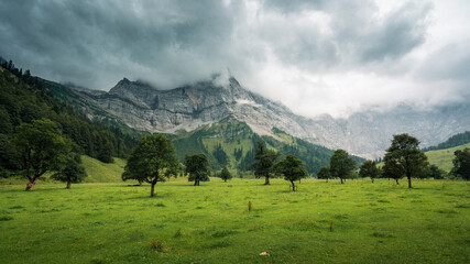 Gro&szlig;er Ahornboden im Karwendelgebirge mit dramatischem Himmel.