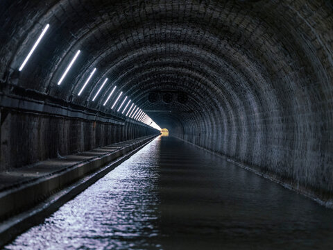 Fototapeta Inside of Mont-de-Billy tunnel on Canal de lAisne a la Marne