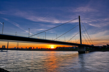 Brücke über den Rhein bei Sonnenuntergang in Düsseldorf