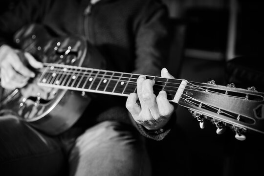 Gitarre spielen, Gitarre lernen - schwarz/weiß