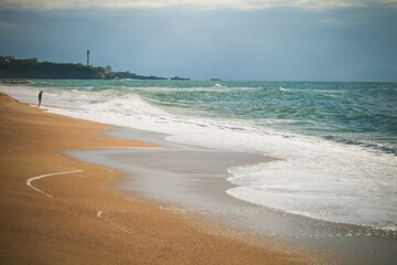 plage et phare de Biarritz sur la côte basque