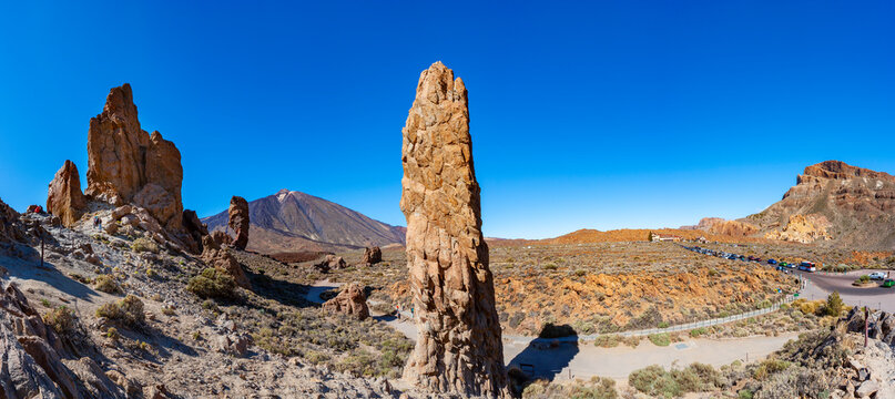 Spain, Santa Cruz de Tenerife, Roques de Garcia formation in Teide National Park with Mount Teide in background