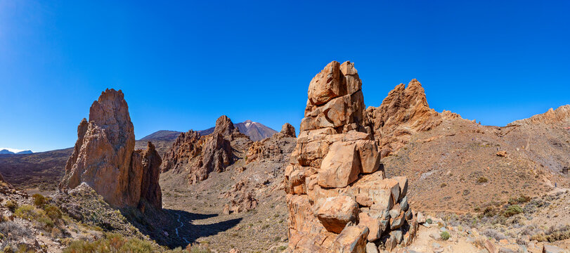 Spain, Santa Cruz&Ocirc;&oslash;&Omega;de&Ocirc;&oslash;&Omega;Tenerife, Panorama of&Ocirc;&oslash;&Omega;Roques&Ocirc;&oslash;&Omega;de&Ocirc;&oslash;&Omega;Garcia formation in&Ocirc;&oslash;&Omega;Teide&Ocirc;&oslash;&Omega;National Park