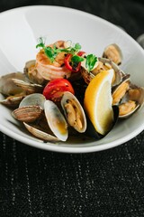 Salad with mussels and white wine
