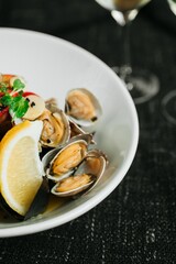 Salad with mussels and white wine