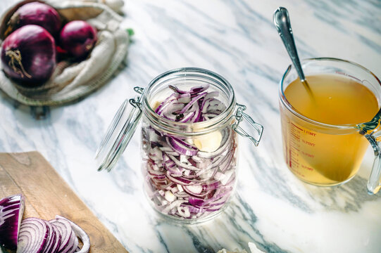 Preparation of pickled onions with garlic and apple cider