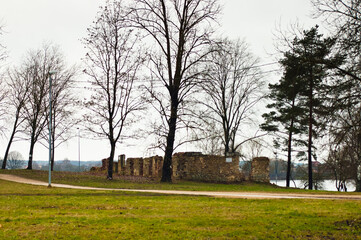 Fototapeta na wymiar The promenade in Kengarags, the ruins in the Park