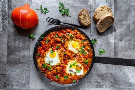 Frying pan with fresh ready-to-eat pumpkin&Ocirc;&oslash;&Omega;shakshouka