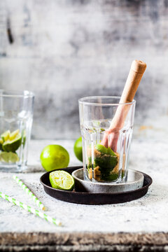 Preparation of traditional Brazilian&Ocirc;&oslash;&Omega;caipirinha&Ocirc;&oslash;&Omega;cocktail