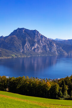 Scenic view of&Ocirc;&oslash;&Omega;Traunsee&Ocirc;&oslash;&Omega;lake and&Ocirc;&oslash;&Omega;Traunstein&Ocirc;&oslash;&Omega;mountain in summer