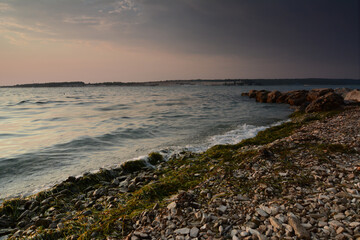 Kieselstrand in Kroatien bei dramatischem Licht