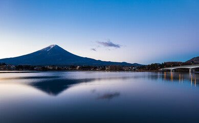 河口湖から眺める冬の富士山　朝景