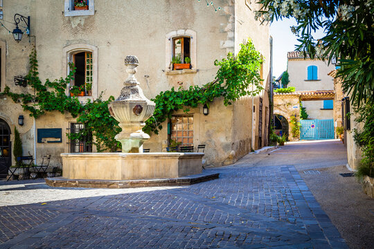 Fototapeta Old houses in the ancient village of Venasque, Provence, France