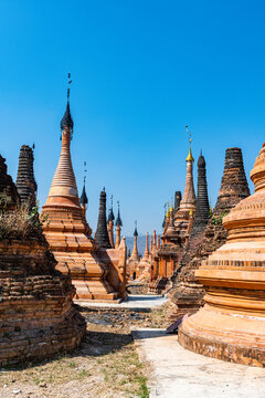Myanmar,&not;&dagger;Shan&not;&dagger;State, Samkar,&not;&dagger;Stupas&not;&dagger;of&not;&dagger;Taw&not;&dagger;Mwe&not;&dagger;Khaung&not;&dagger;Pagoda