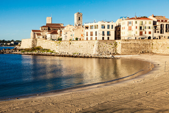 France, Provence-Alpes-Cote d'Azur, Antibes, Empty beach with buildings in background