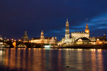 Dresden - Blick  zur blauen Stunde auf Augustusbrücke, Oberlandesgericht, Hofkirche, Residenzschloss alte Wache und Theaterkahn