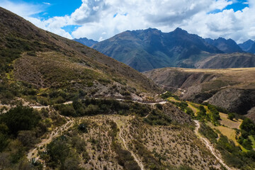 南米ペルーの秘境アンデス山脈に突如現れるレインボーマウンテン（ビニクンカ山）高山植物と動物が造り出した荘厳な景色が広がる、標高5100mの秘境。赤や黄色、綺麗な淡い青などカラフルに染まった山はまさに虹そのもの.