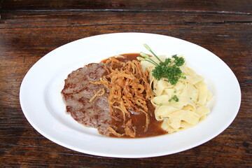 Zwiebelrostbraten – Swabian Roast Beef with Fried Onions and Tagliatella pasta