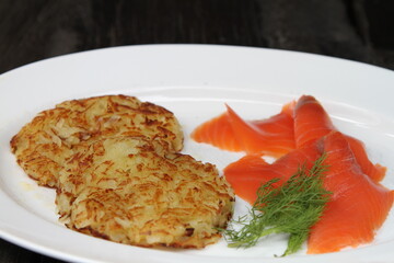 Smoked salmon served with 2 potato cakes