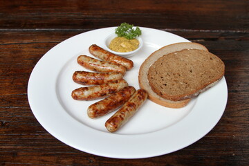 6 Nuremberg sausages served with slices of breads and sweet Bavarian mustard