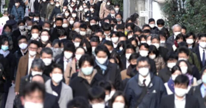 マスク姿で通勤する人たち（Covid-19 : Crowd of people wearing masks walking to work in Tokyo, JAPAN）
