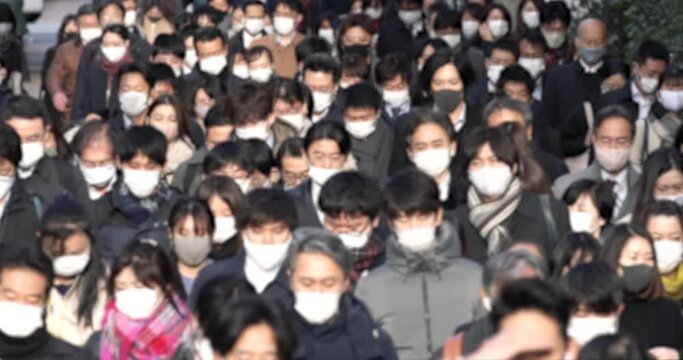 マスク姿で通勤する人たち（Covid-19 : Crowd of people wearing masks walking to work in Tokyo, JAPAN）