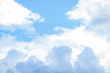 Obraz premium blue sky with completely white clouds