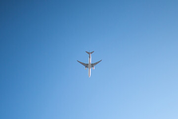 Avión comercial de pasajeros volando por encima de las nubes