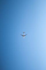 Avión de pasajeros / avión / cielo azul