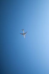 Avión en la pista al atardecer. Avión de pasajeros, aerolínea comercial