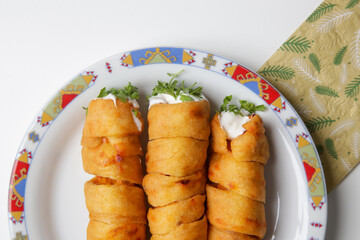 Crunchy rolls stuffed with cream cheese