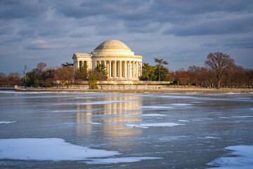 Fototapeta premium Winter in Washington DC: Jefferson Memoriall at frosty day