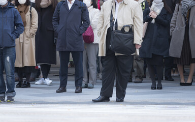 Obraz premium コロナ 第3波 感染拡大 通勤 東京駅 会社へ向かう人々 2020年冬