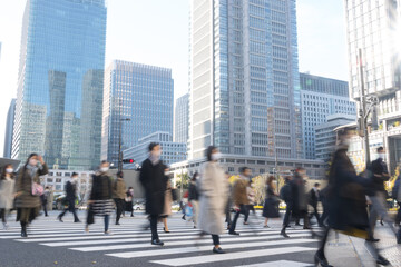 コロナ　第3波　感染拡大　通勤　東京駅　会社へ向かう人々　2020年冬