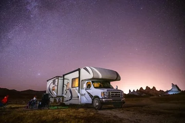 Vlies Fototapete Lavendel Camper bestaunen die Milchstraße von ihrem Wohnmobil aus