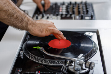 Manos de Dj mezclando música en el tornamesa con disco de vinil. Concepto de música retro