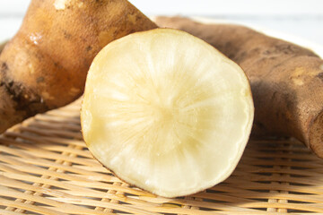 健康野菜ヤーコン（学名： Smallanthus sonchifolius）を半分に切った断面