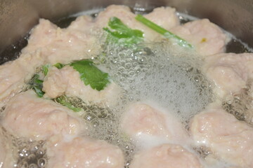 Minced pork soup with fragrant chicken eggs, great flavor from Thailand, takes over 4 hours to boil, giving you a warm feeling.