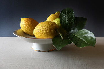 Limoni; composizione in primo piano su fondo scuro 
