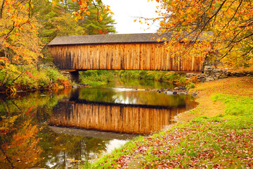Corbin covered bridge over Sugar River in Newport, New Hampshire. - obrazy, fototapety, plakaty