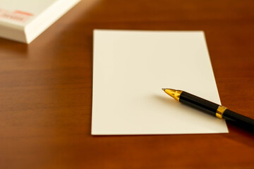 机の上に置かれた年賀状とボールペン