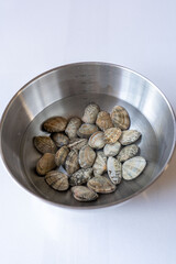 ボールに水をはって砂抜きしているあさり