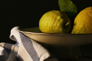 Limoni; composizione in primo piano su fondo nero 