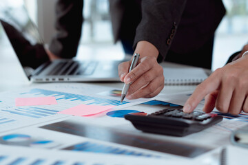 Peer meetings using graphs to summarize and analyze company financial statements and long-term returns. Ideas for starting a finance and banking business