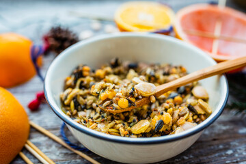 Bird food for the winter. Do-it-yourself energy bird fat balls.