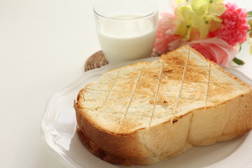 Toasted bread with cut pattern on dish