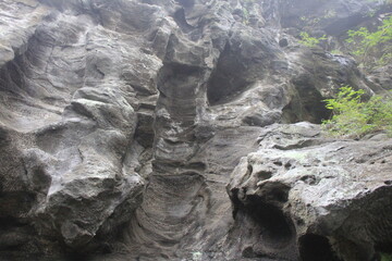 うっすらと霧が覆っている、独特の形状をした岩壁