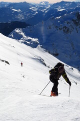 Fototapeta na wymiar ski de randonnée de montagne avec skieurs alpinistes dans la neige des alpes et les Pyrénées