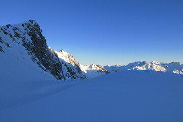 ski de randonnées de montagne avec skieurs alpinistes dans la neige et la glace des alpes et des pyrénées