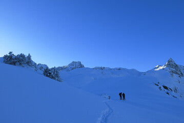 Fototapeta na wymiar ski de randonnées de montagne avec skieurs alpinistes dans la neige et la glace des alpes et des pyrénées